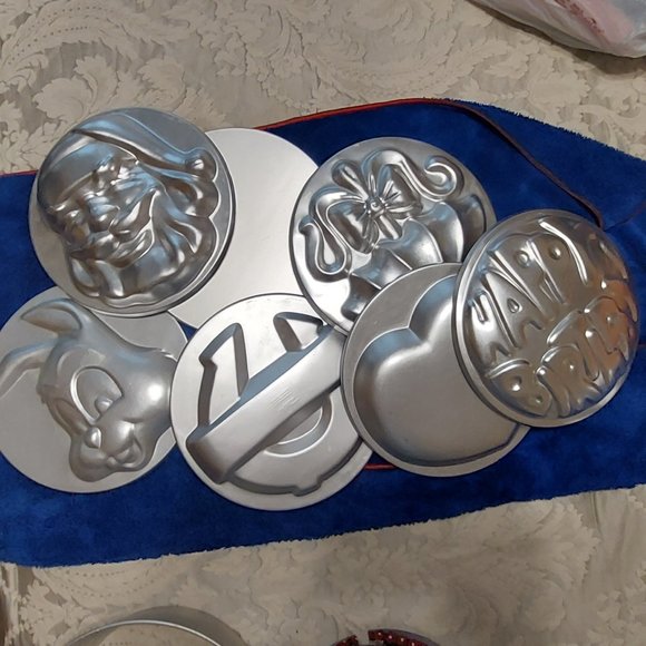 Multi-Event Cake Pan Set with 7 inserts - WIlton - Picture 3 of 14